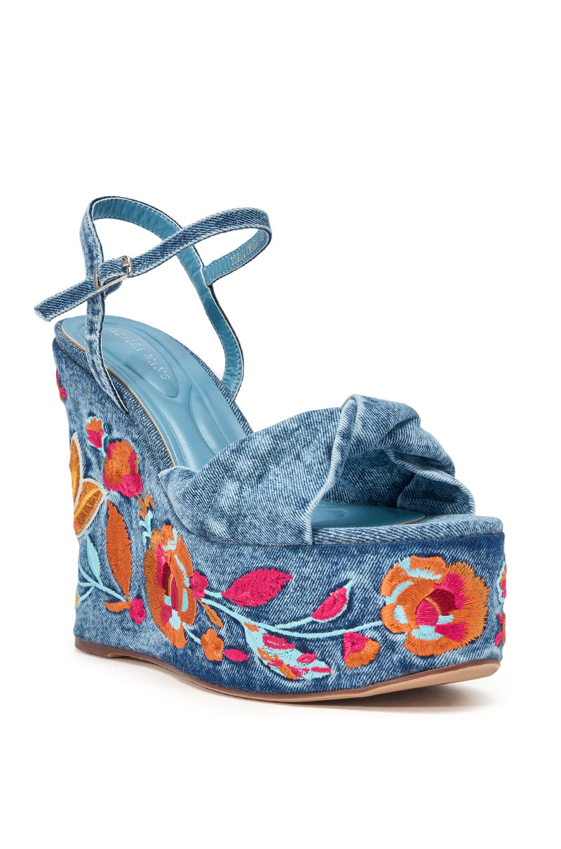 « Flora » — Sandales Compensées en Denim Brodé Fleuri