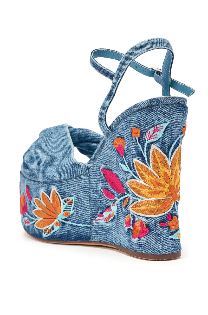 « Flora » — Sandales Compensées en Denim Brodé Fleuri