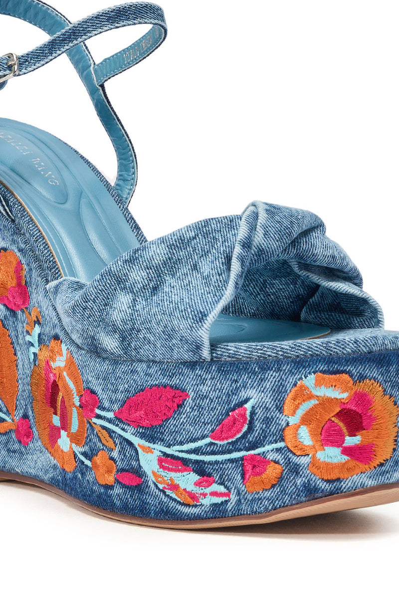 « Flora » — Sandales Compensées en Denim Brodé Fleuri
