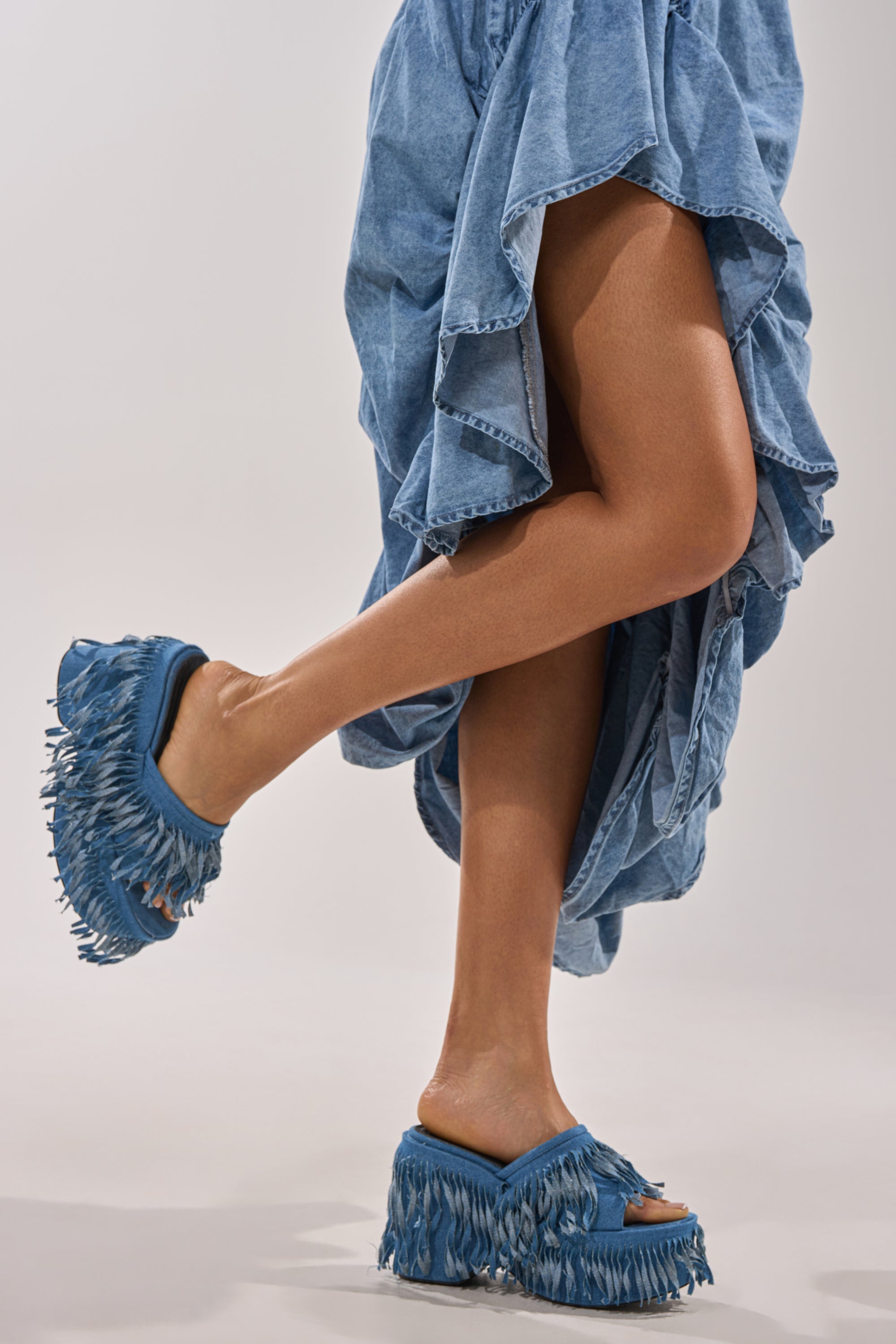 « Rivage » — Sandales Plateforme Frangées en Denim, Bleu Indigo