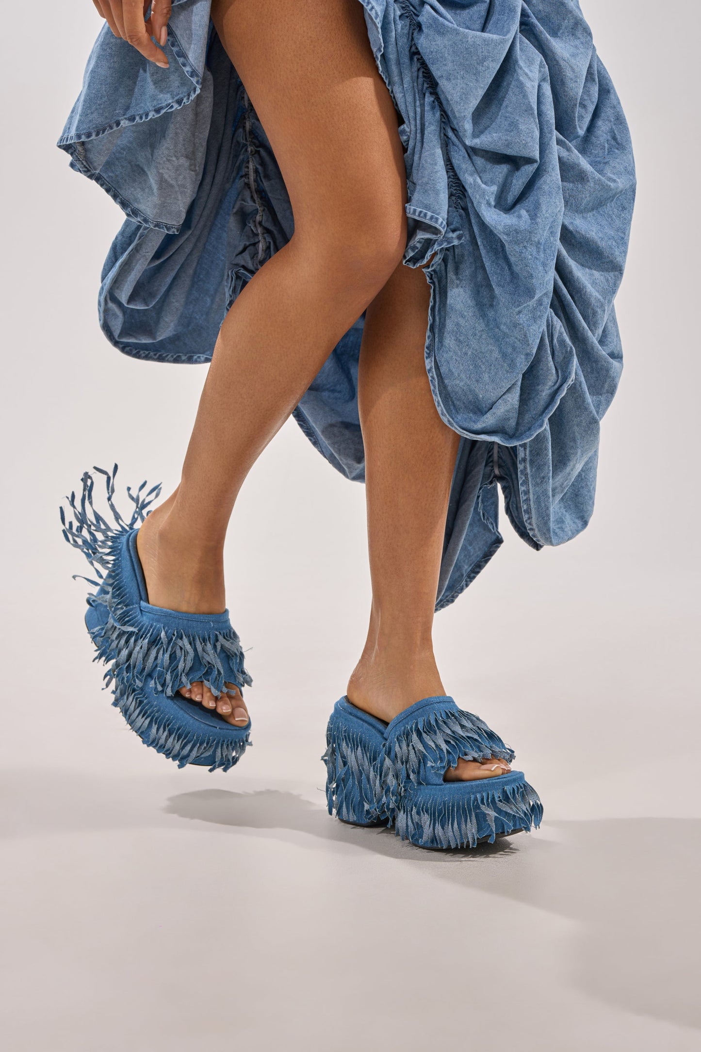 « Rivage » — Sandales Plateforme Frangées en Denim, Bleu Indigo