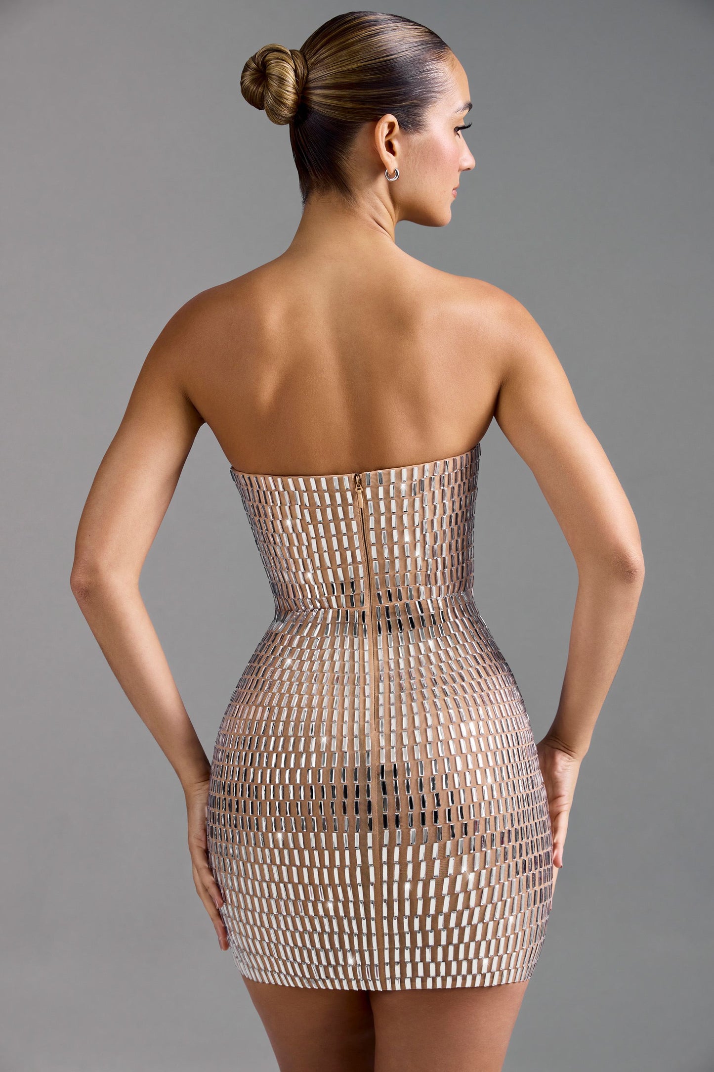 « Aurora » — Robe Mini Bandeau Scintillante, Amande