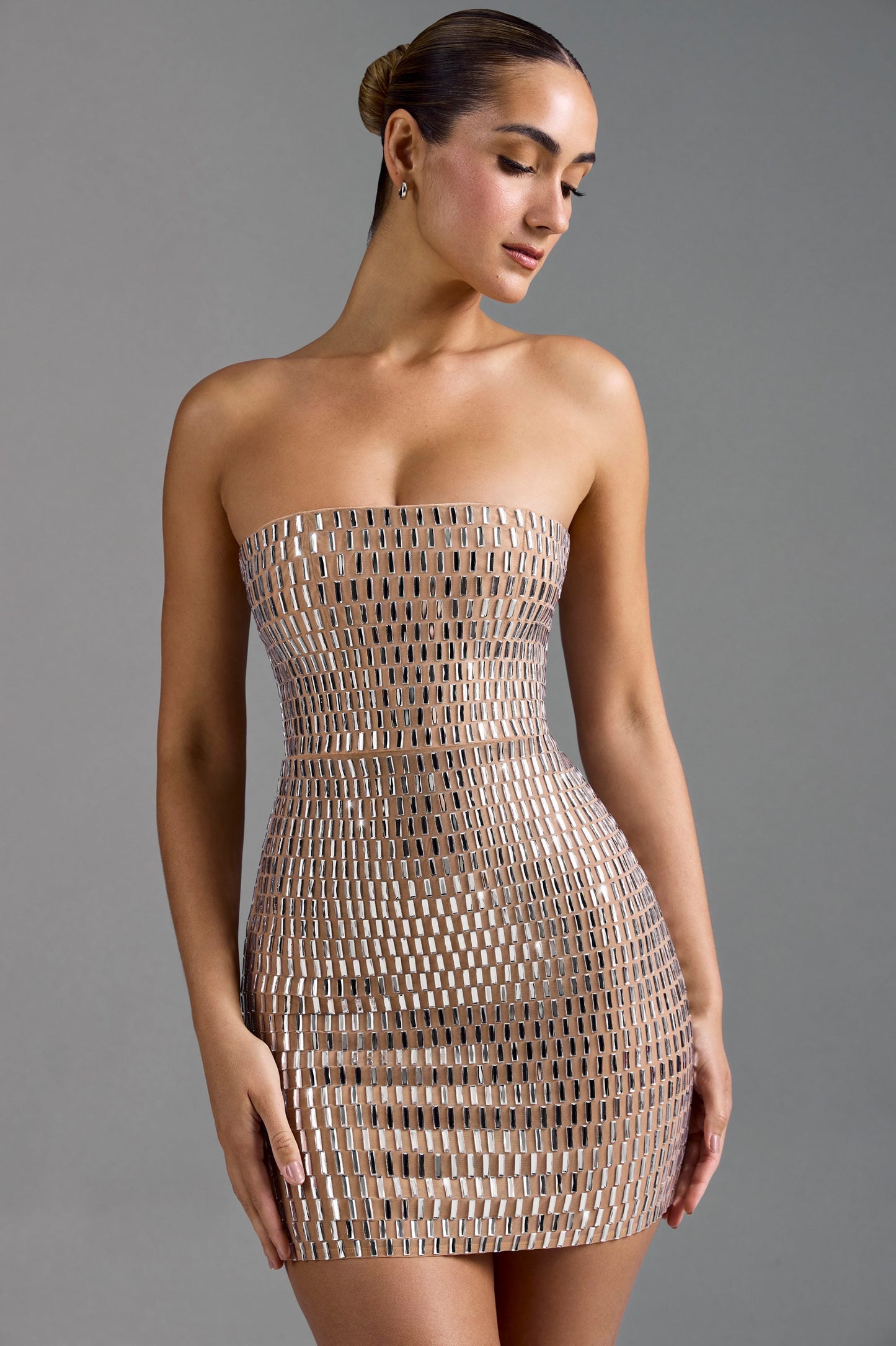 « Aurora » — Robe Mini Bandeau Scintillante, Amande