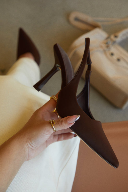 « Cariatide » — Escarpins Slingback, Moka