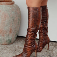 « Serpent Ambre » — Bottes Hautes à Talon Aiguille, Serpent Marron