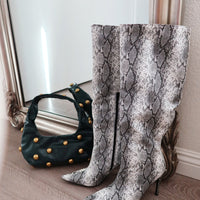 « Serpent Graphique » — Bottes Hautes à Talon Aiguille, Serpent Noir et Blanc