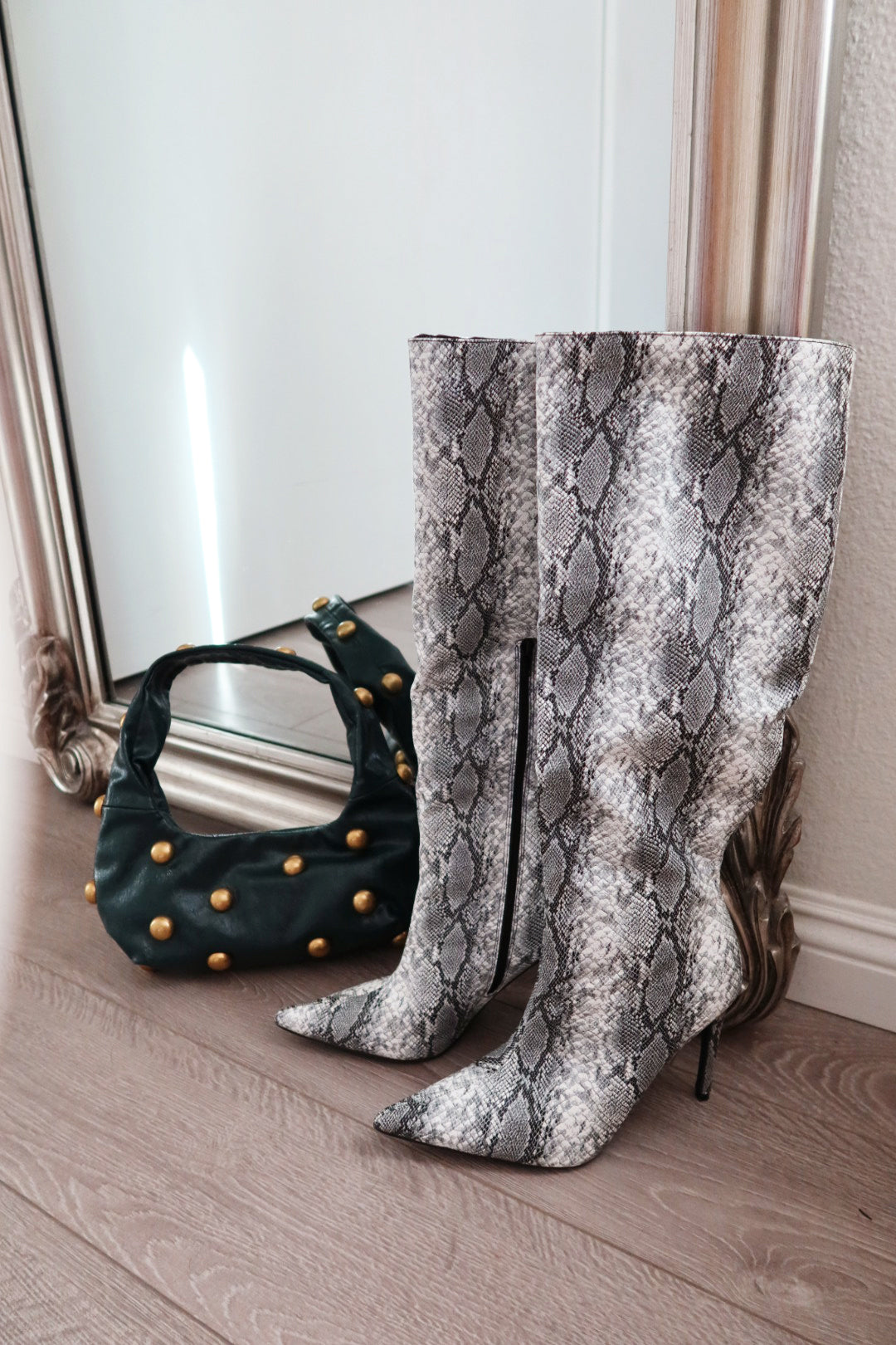 « Serpent Graphique » — Bottes Hautes à Talon Aiguille, Serpent Noir et Blanc
