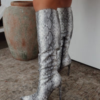 « Serpent Graphique » — Bottes Hautes à Talon Aiguille, Serpent Noir et Blanc