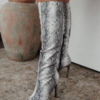 « Serpent Graphique » — Bottes Hautes à Talon Aiguille, Serpent Noir et Blanc