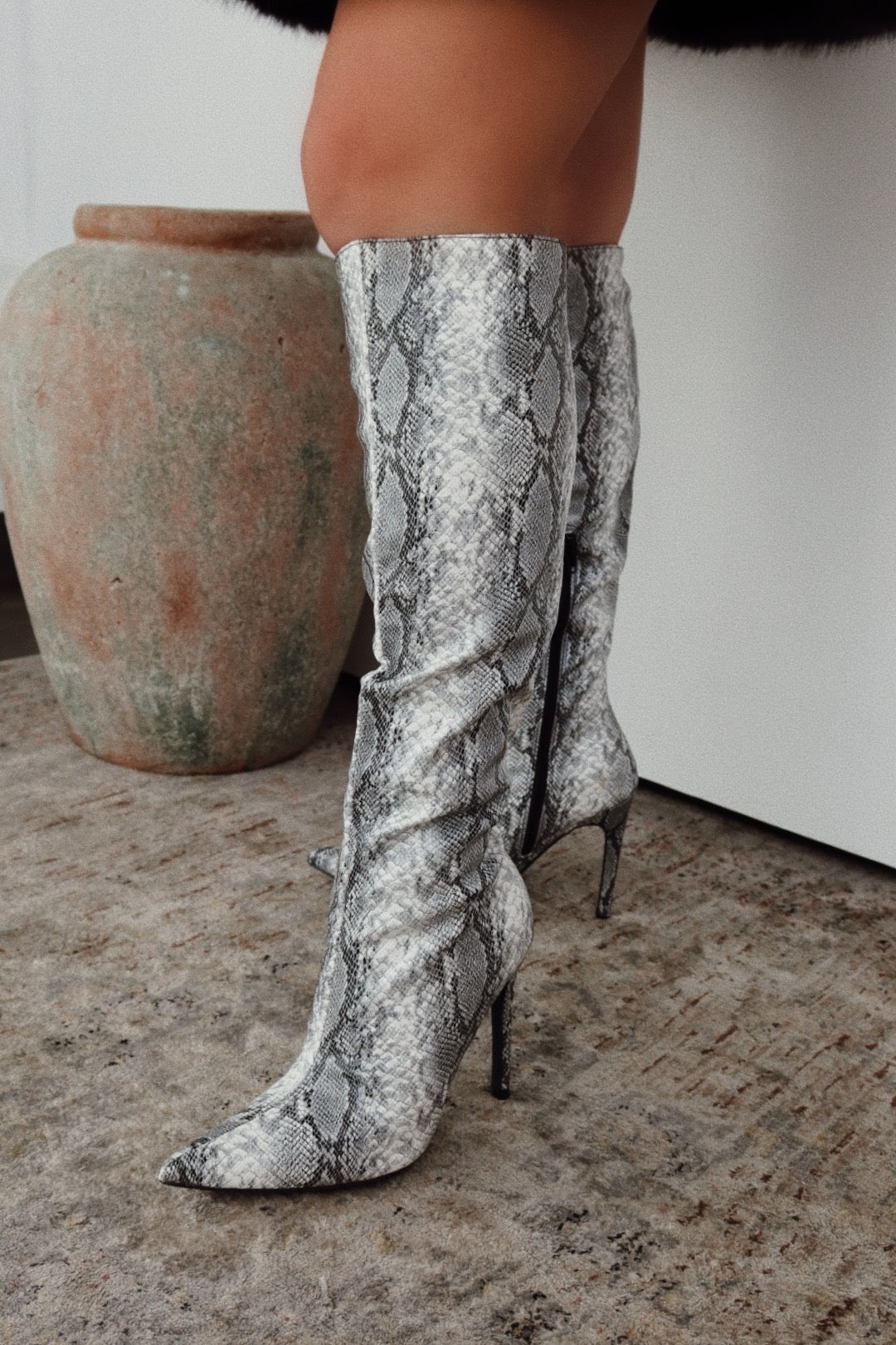 « Serpent Graphique » — Bottes Hautes à Talon Aiguille, Serpent Noir et Blanc