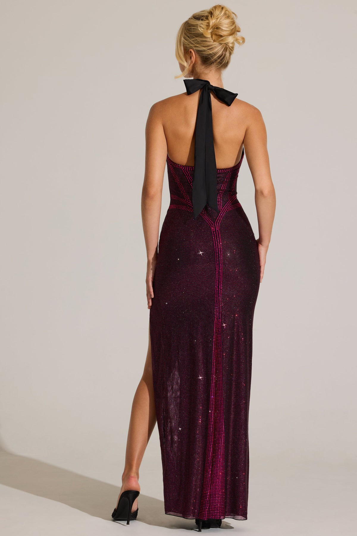 « Aurore Bronzée » — Robe Longue Dos-Nu Ornée, Rose Fuchsia