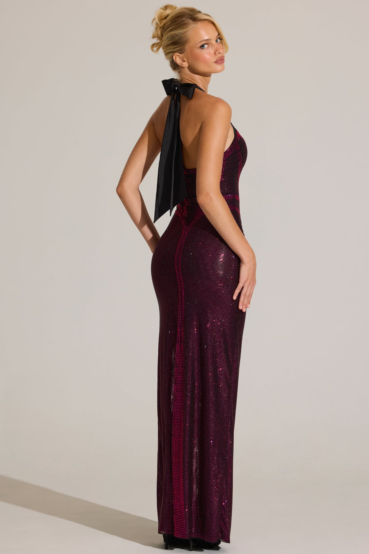 « Aurore Bronzée » — Robe Longue Dos-Nu Ornée, Rose Fuchsia