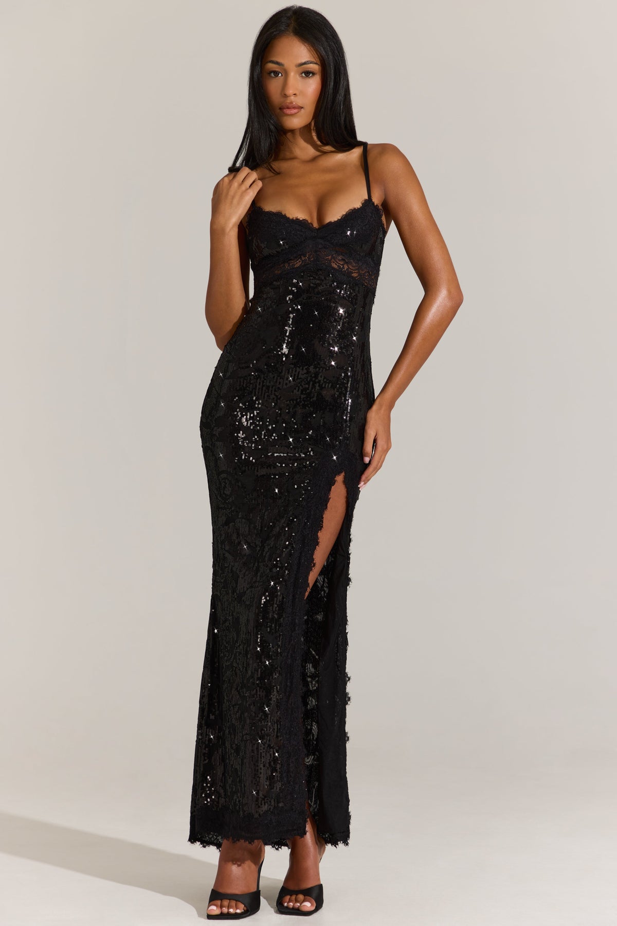 « Dentelle Nocturne » — Robe Longue Bordée de Dentelle, Noir