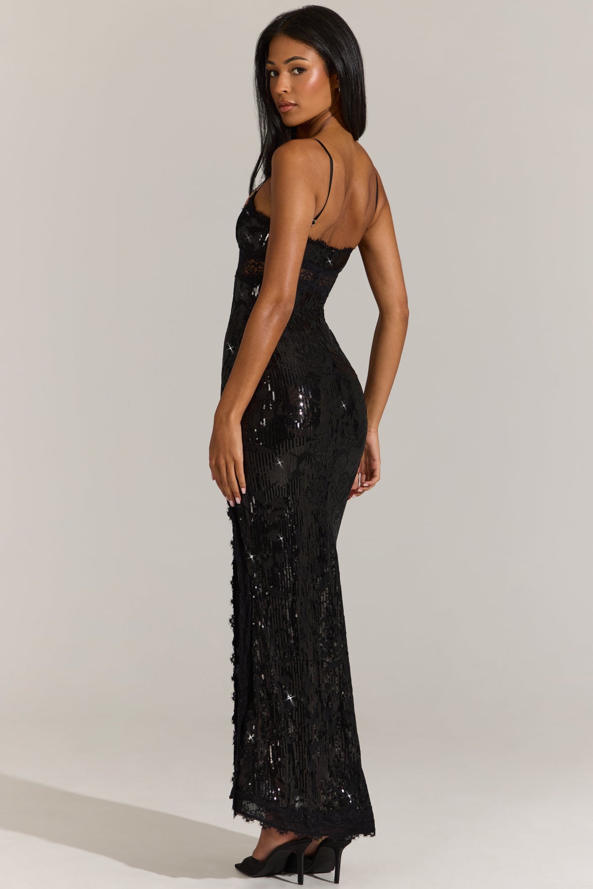 « Dentelle Nocturne » — Robe Longue Bordée de Dentelle, Noir