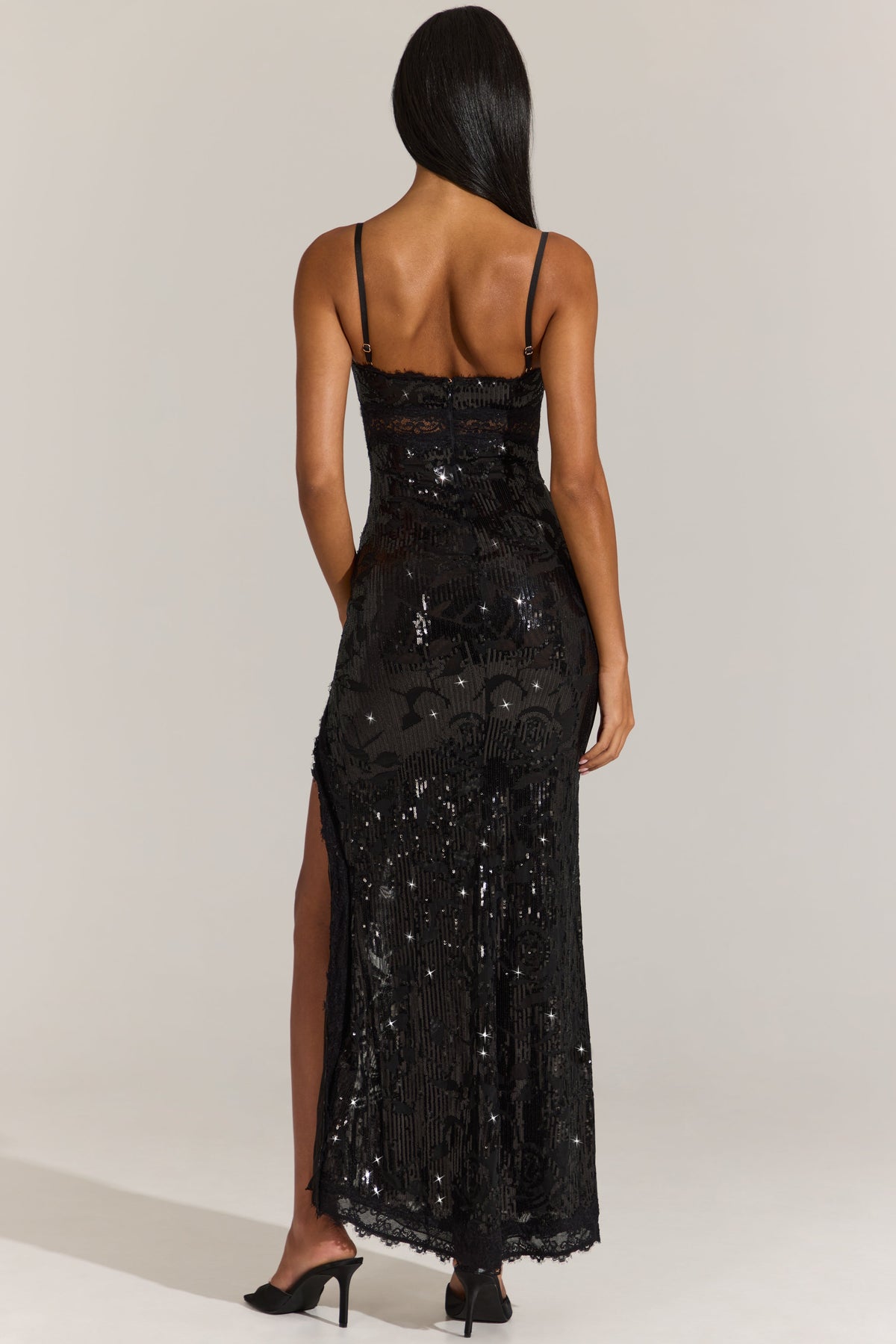 « Dentelle Nocturne » — Robe Longue Bordée de Dentelle, Noir