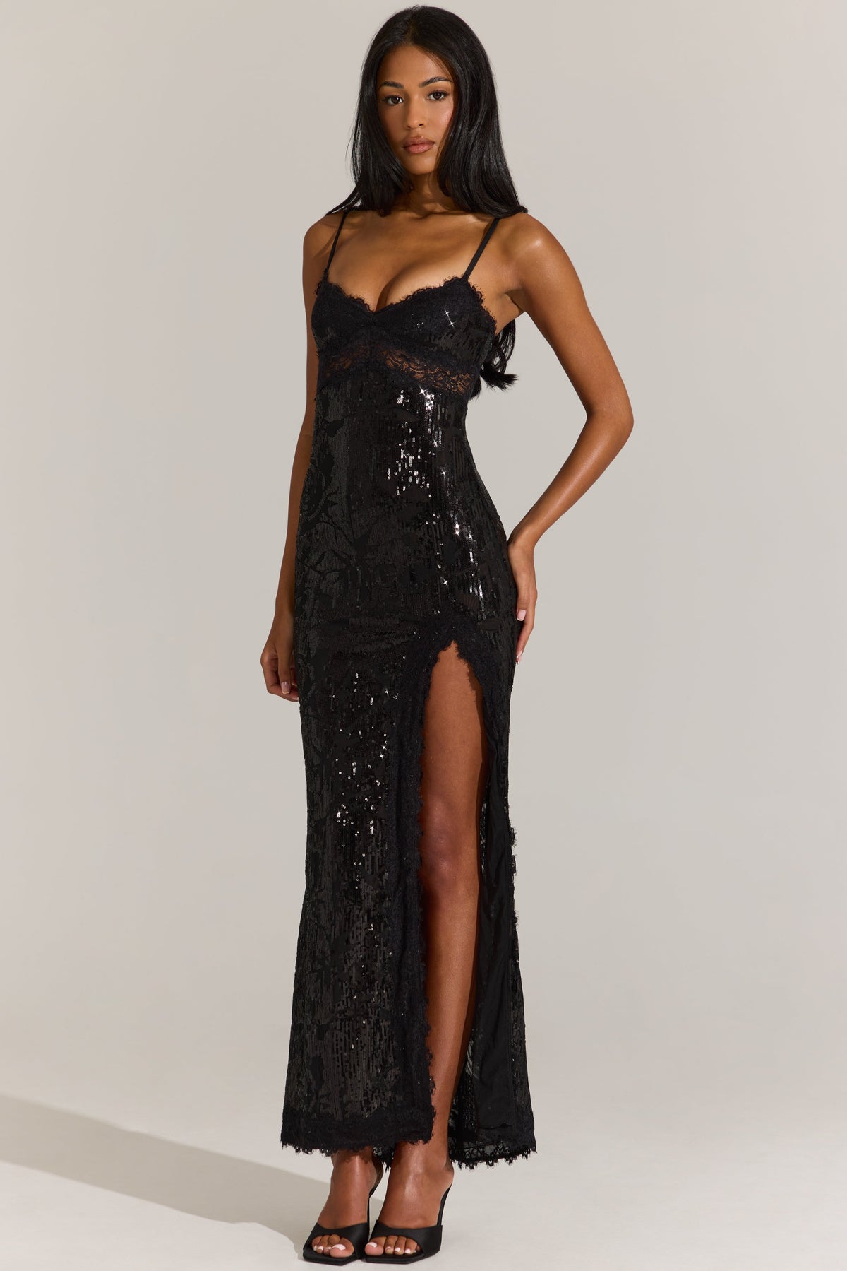 « Dentelle Nocturne » — Robe Longue Bordée de Dentelle, Noir