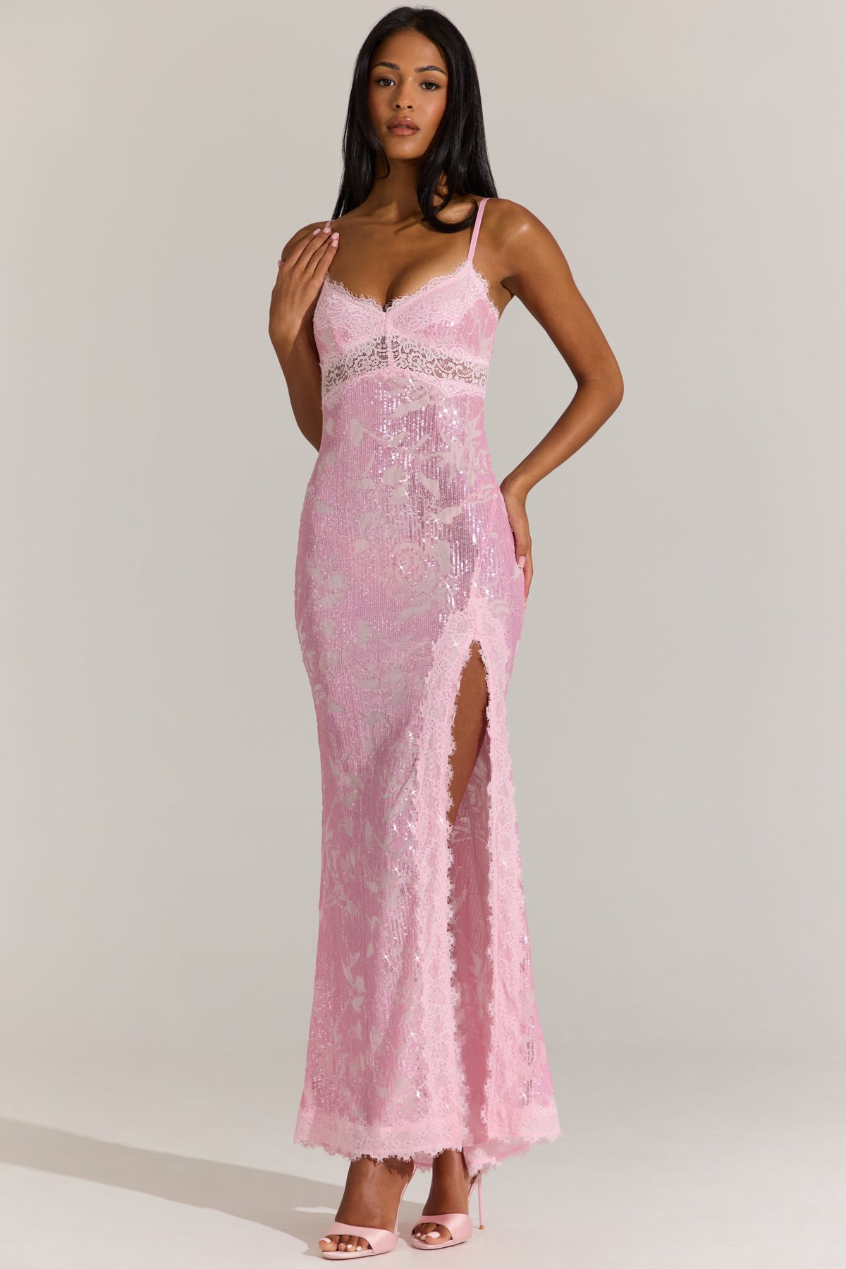 « Dentelle Rosée » — Robe Longue Bordée de Dentelle, Rose Poudré