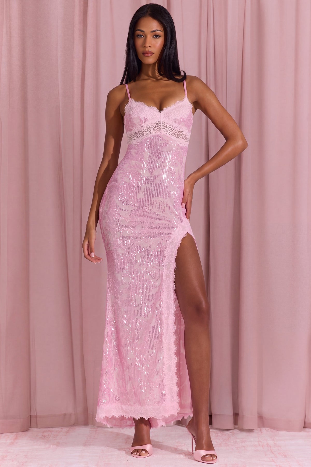 « Dentelle Rosée » — Robe Longue Bordée de Dentelle, Rose Poudré