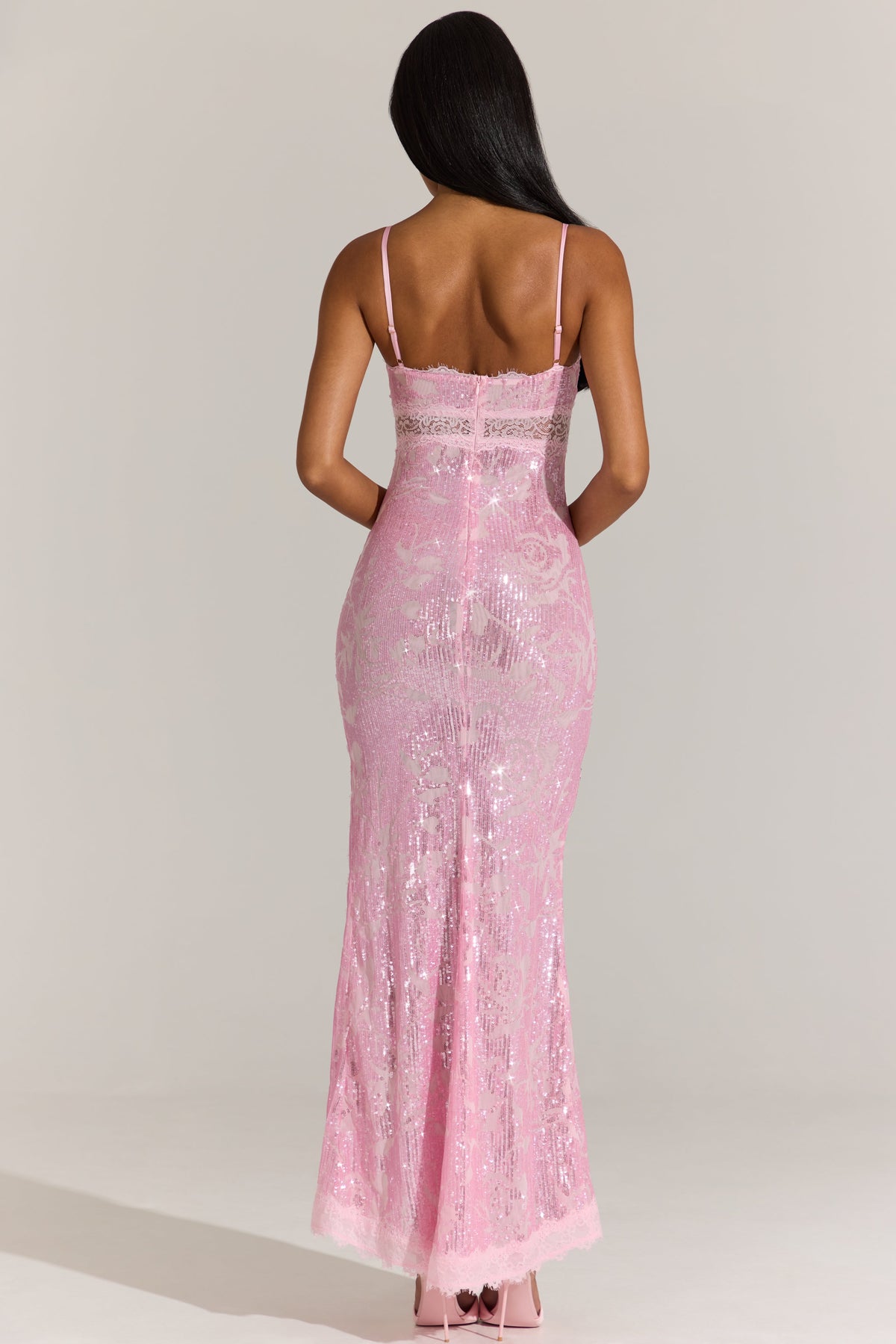 « Dentelle Rosée » — Robe Longue Bordée de Dentelle, Rose Poudré