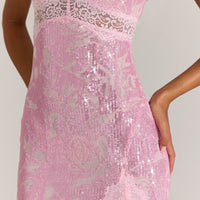 « Dentelle Rosée » — Robe Longue Bordée de Dentelle, Rose Poudré