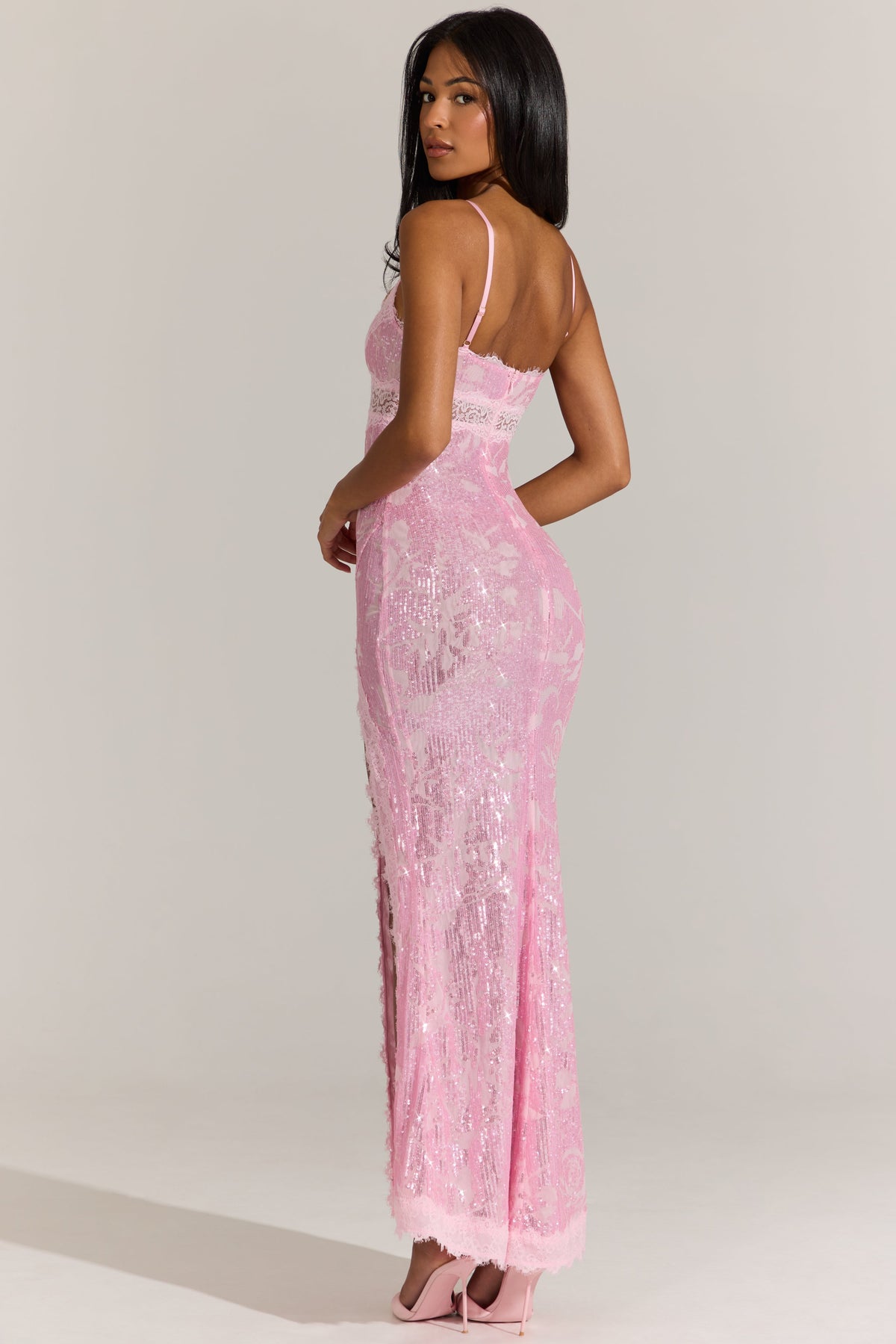 « Dentelle Rosée » — Robe Longue Bordée de Dentelle, Rose Poudré