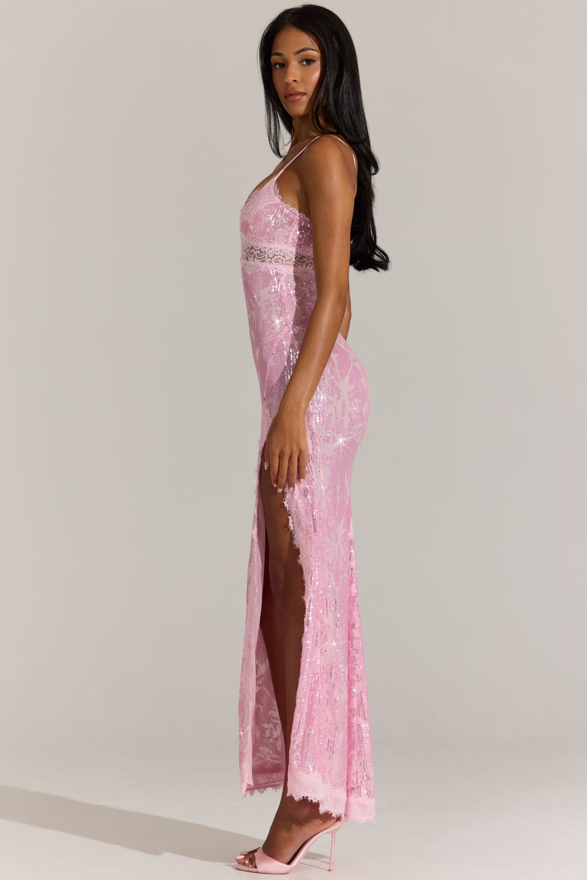 « Dentelle Rosée » — Robe Longue Bordée de Dentelle, Rose Poudré