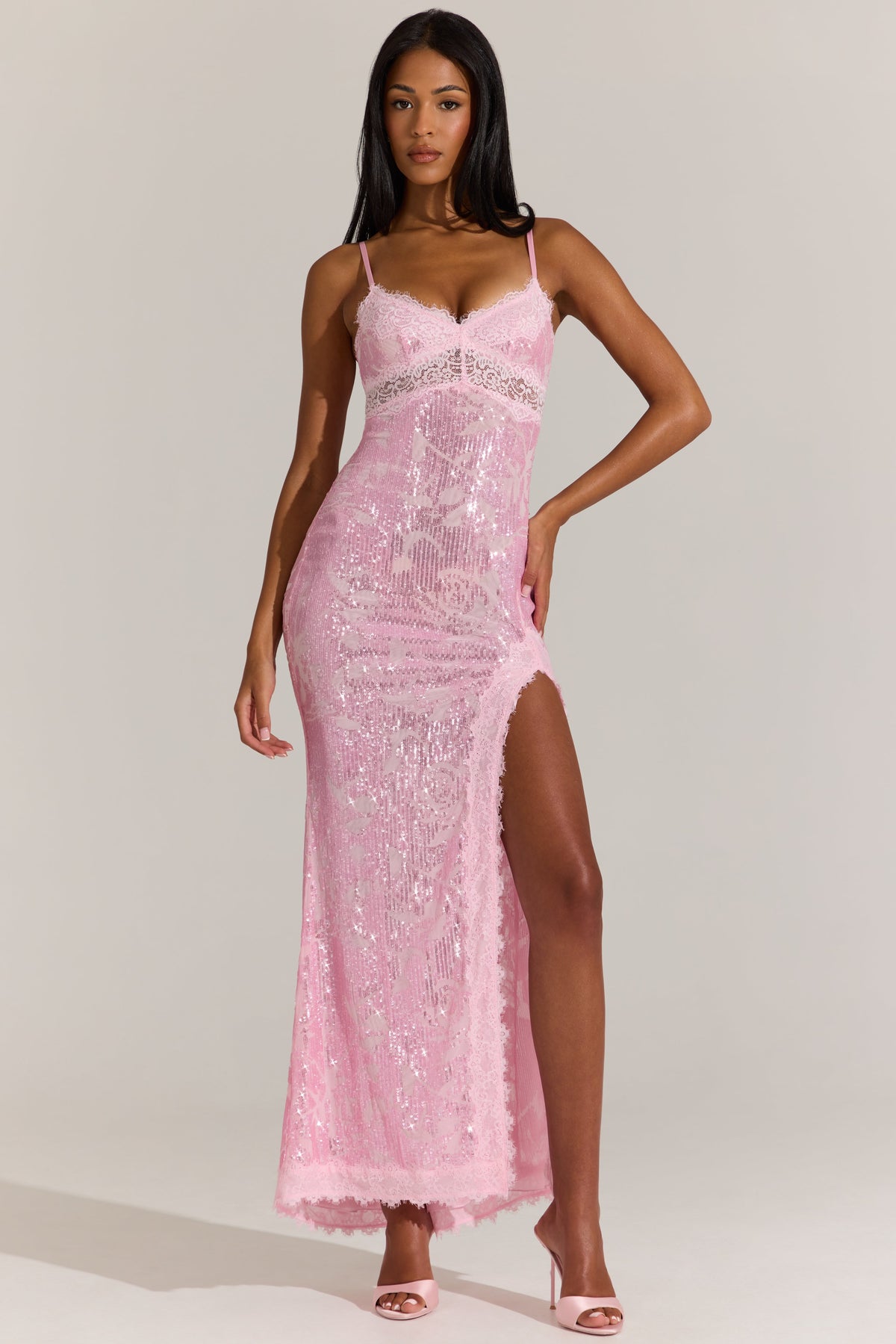 « Dentelle Rosée » — Robe Longue Bordée de Dentelle, Rose Poudré
