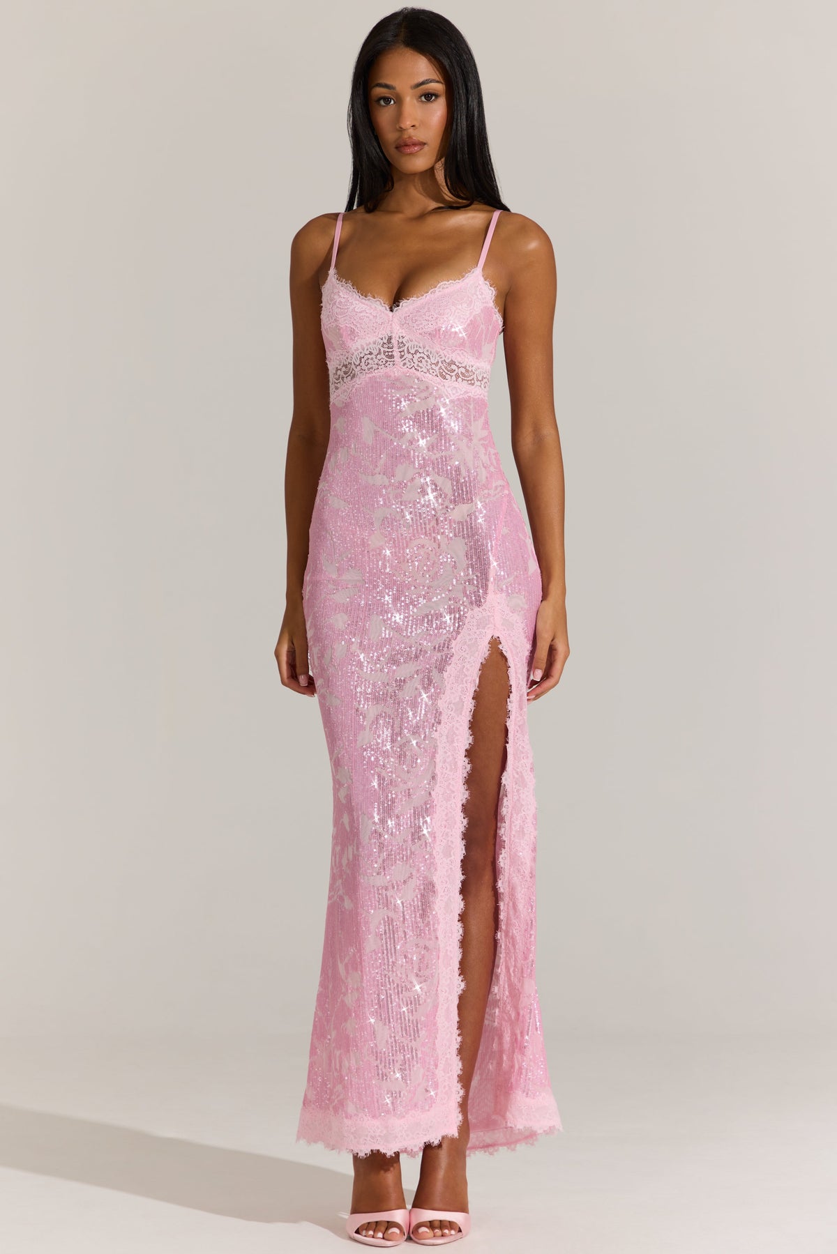 « Dentelle Rosée » — Robe Longue Bordée de Dentelle, Rose Poudré