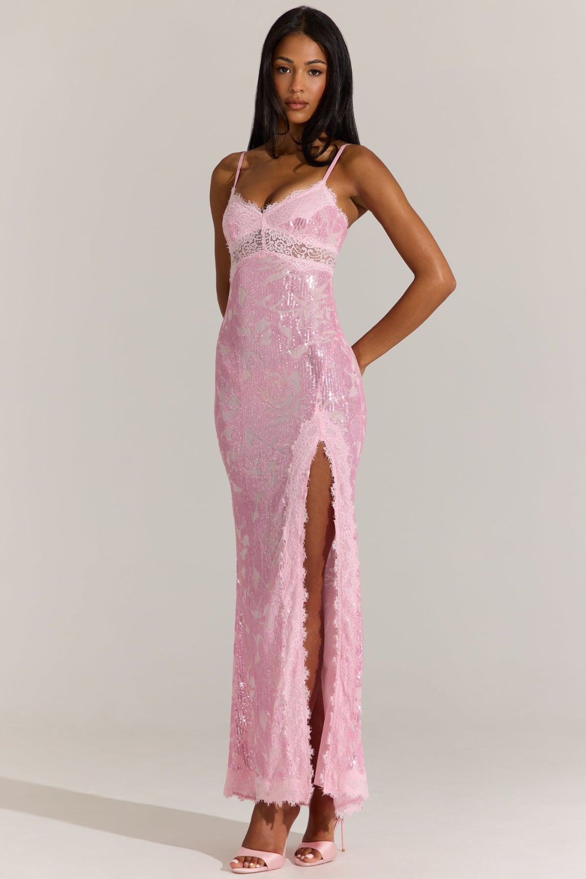 « Dentelle Rosée » — Robe Longue Bordée de Dentelle, Rose Poudré