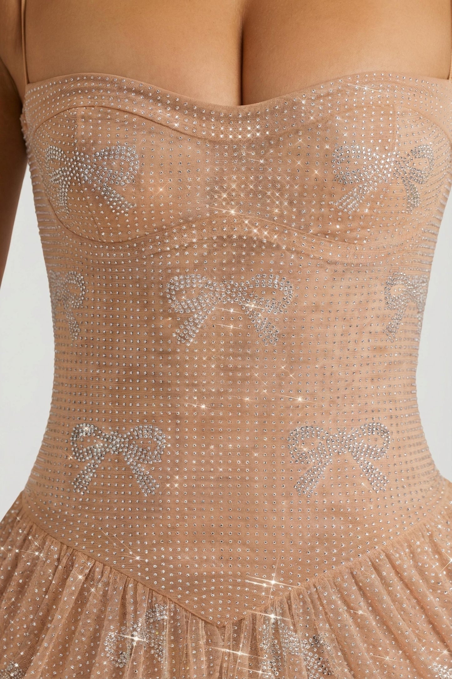 « Atiyah » — Robe Mini Patineuse Ornée, Amande