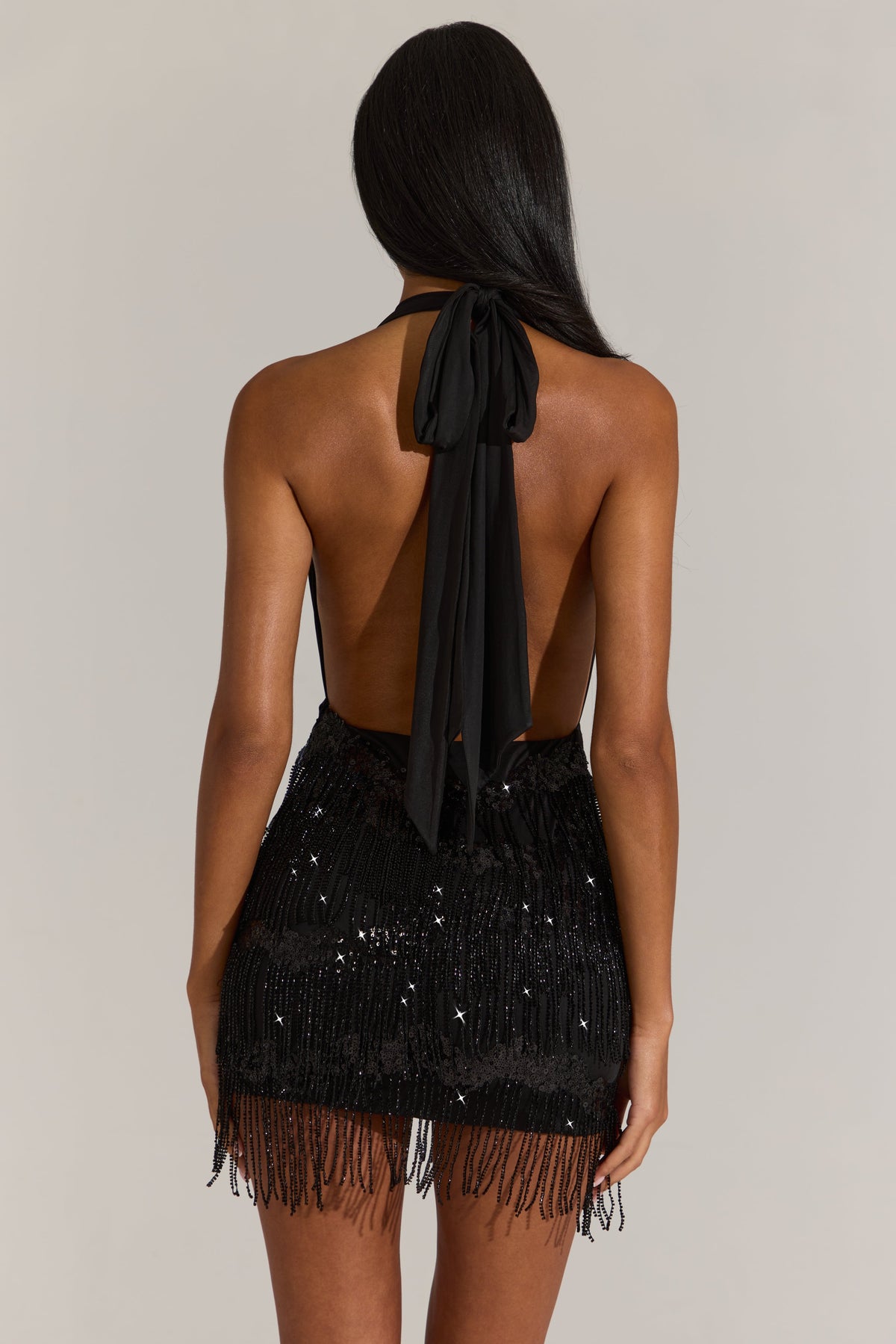 « Nuit en Fête » — Robe Courte Dos-Nu à Franges, Noir