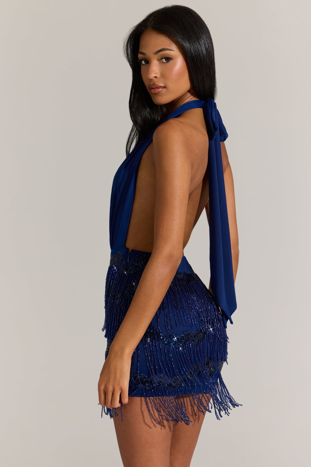 « Azur en Fête » — Robe Courte Dos-Nu à Franges, Bleu Cobalt