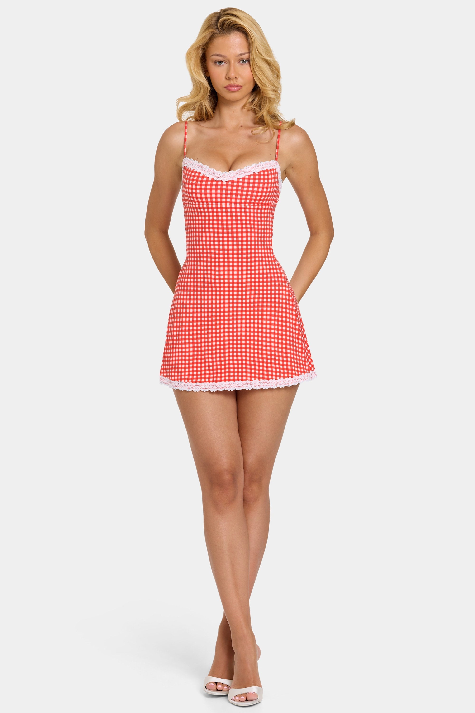 Robe courte rouge vichy à dos nu et dentelle