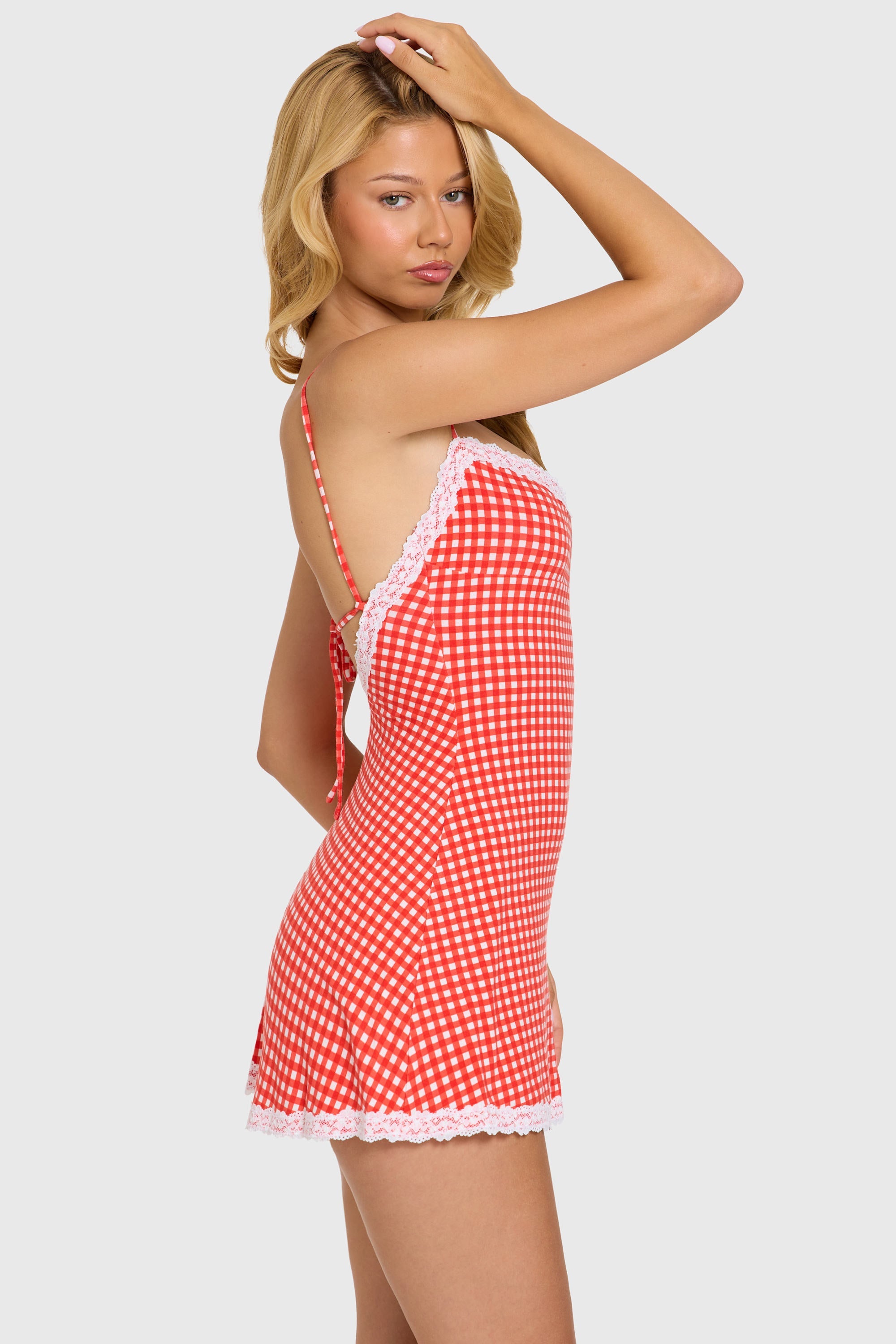 Robe courte rouge vichy à dos nu et dentelle