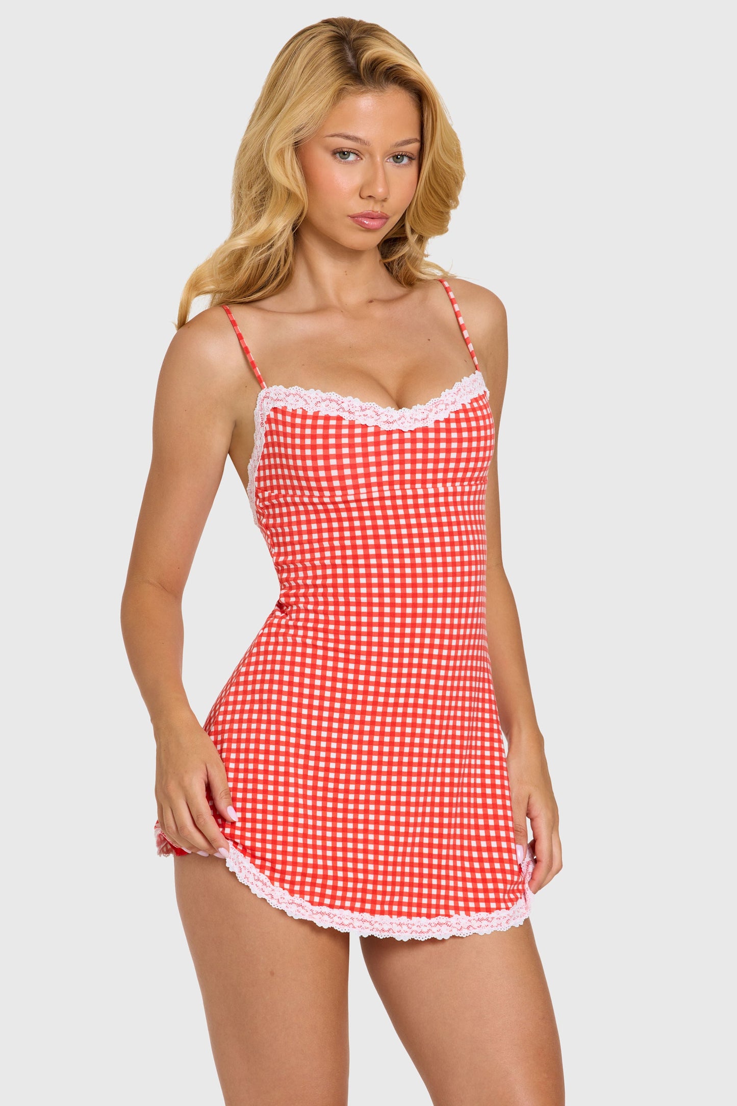 Robe courte rouge vichy à dos nu et dentelle