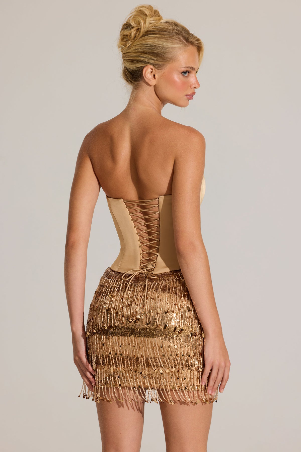 « Rhapsodie Dorée » — Robe Courte Corset à Franges, Or