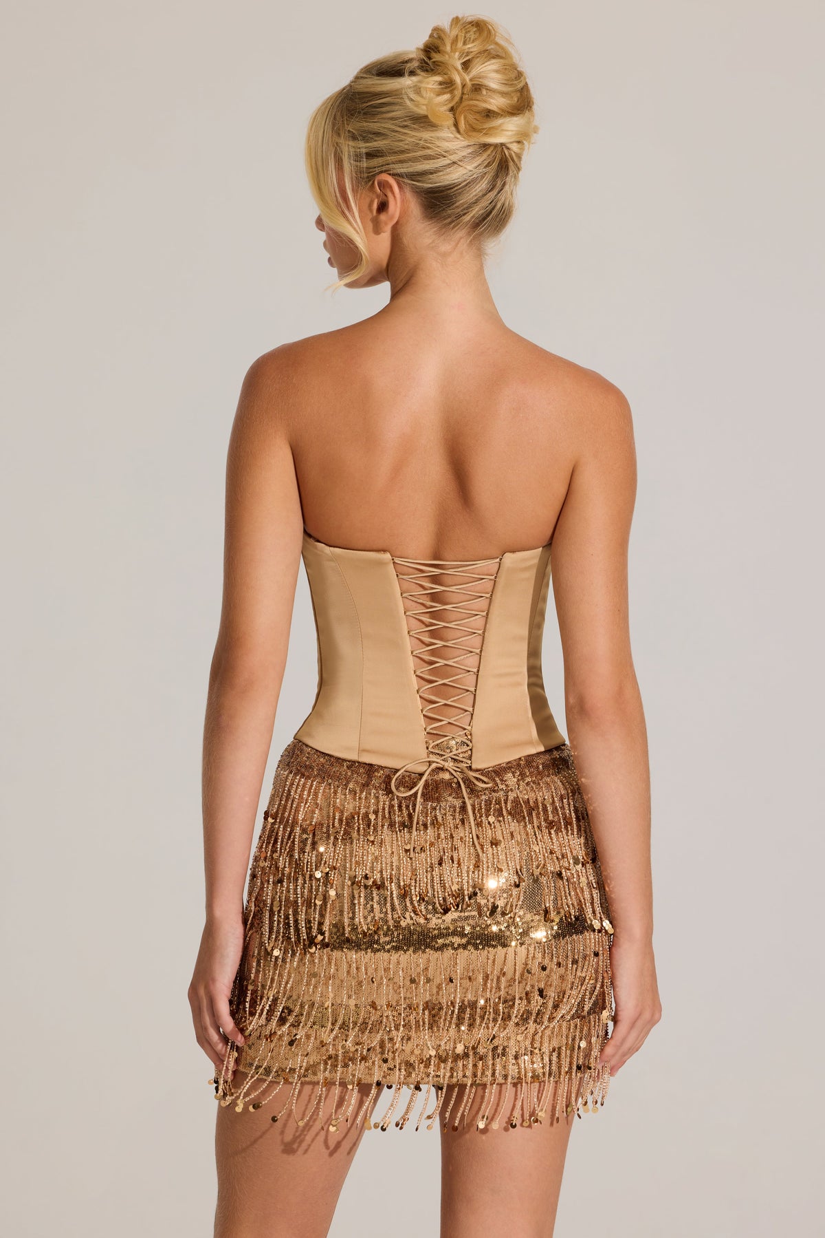 « Rhapsodie Dorée » — Robe Courte Corset à Franges, Or
