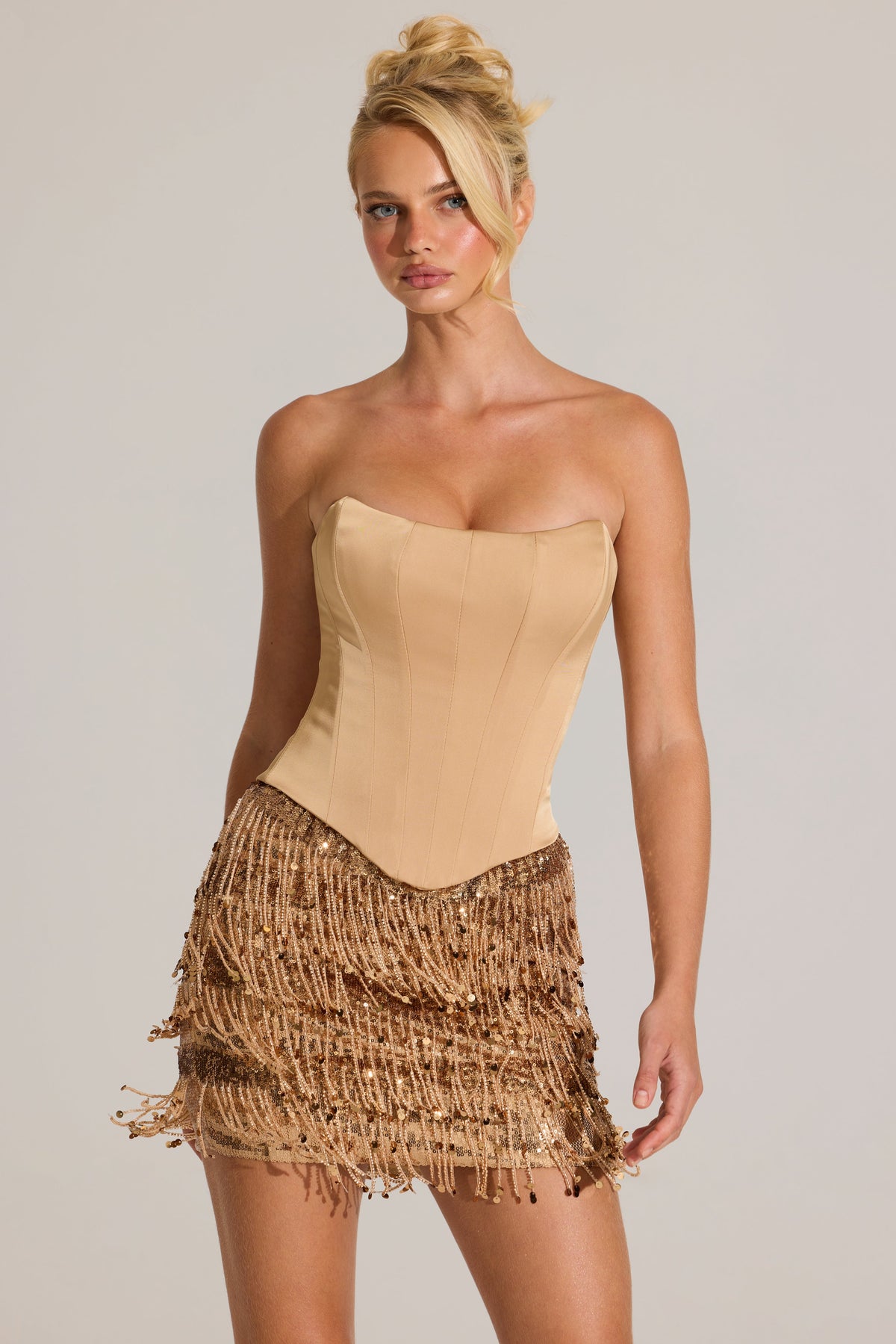 « Rhapsodie Dorée » — Robe Courte Corset à Franges, Or