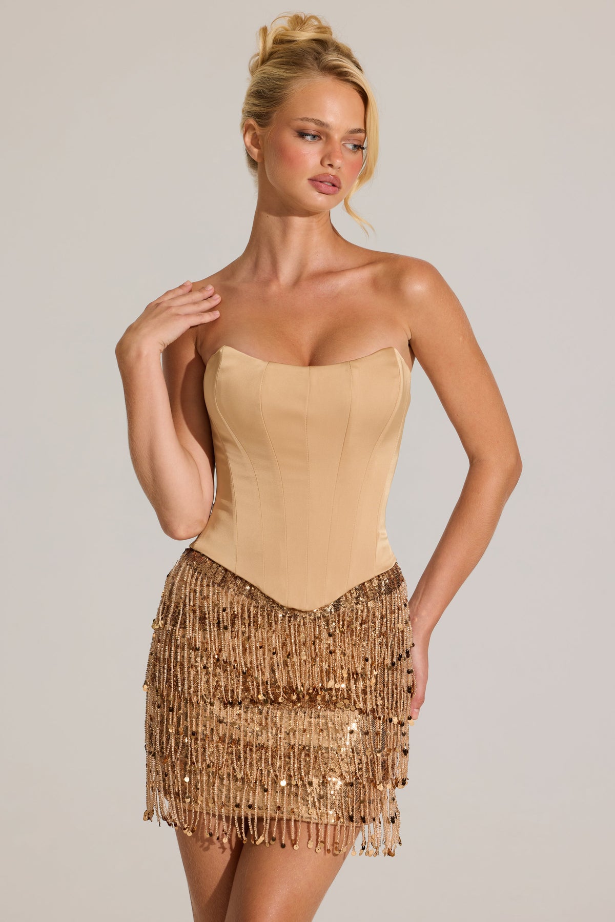 « Rhapsodie Dorée » — Robe Courte Corset à Franges, Or