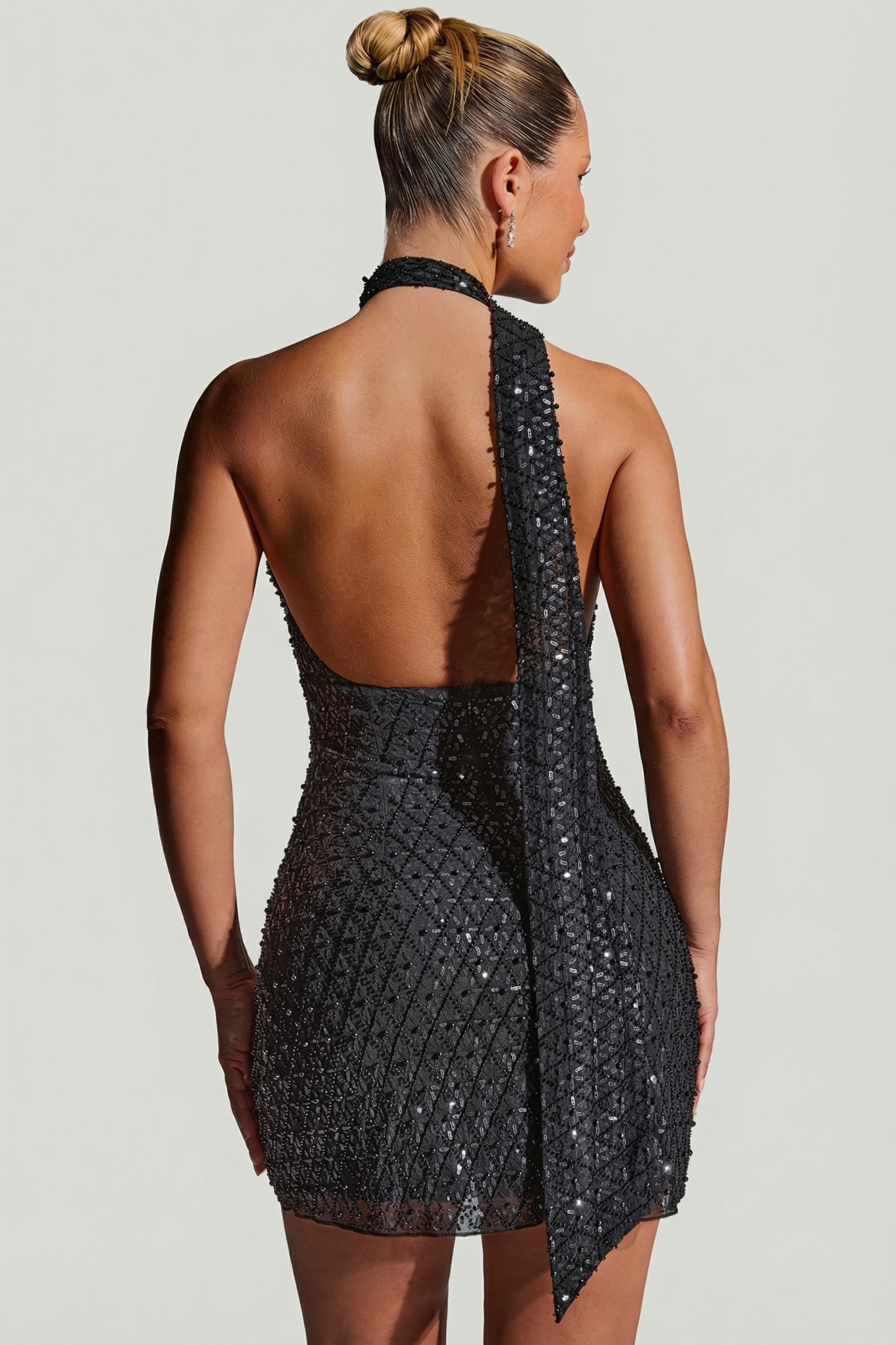 « Henrietta » — Robe Mini Dos Nu Ornée avec Écharpe, Noir