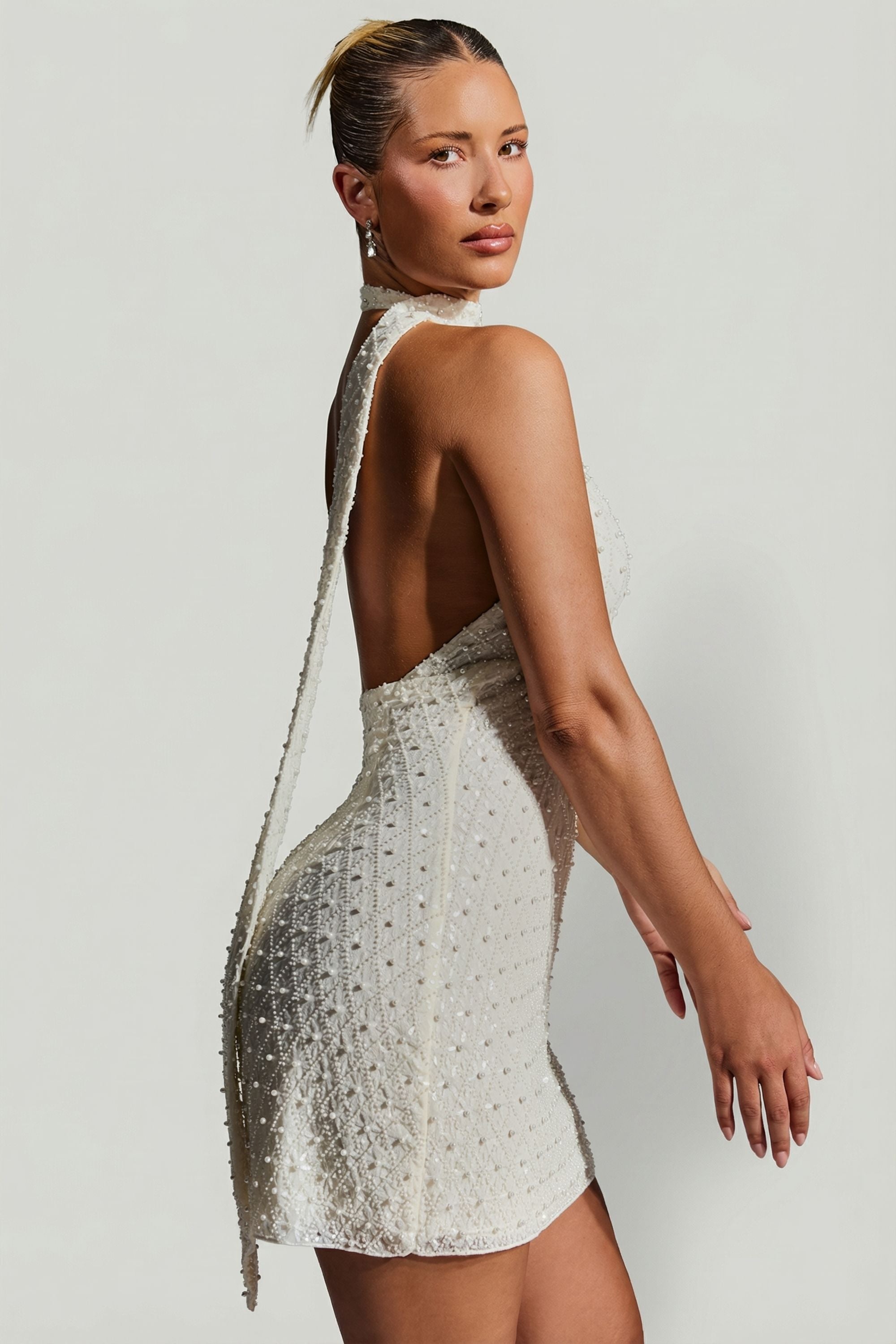 « Henrietta » — Robe Mini Dos Nu Ornée avec Écharpe, Blanc