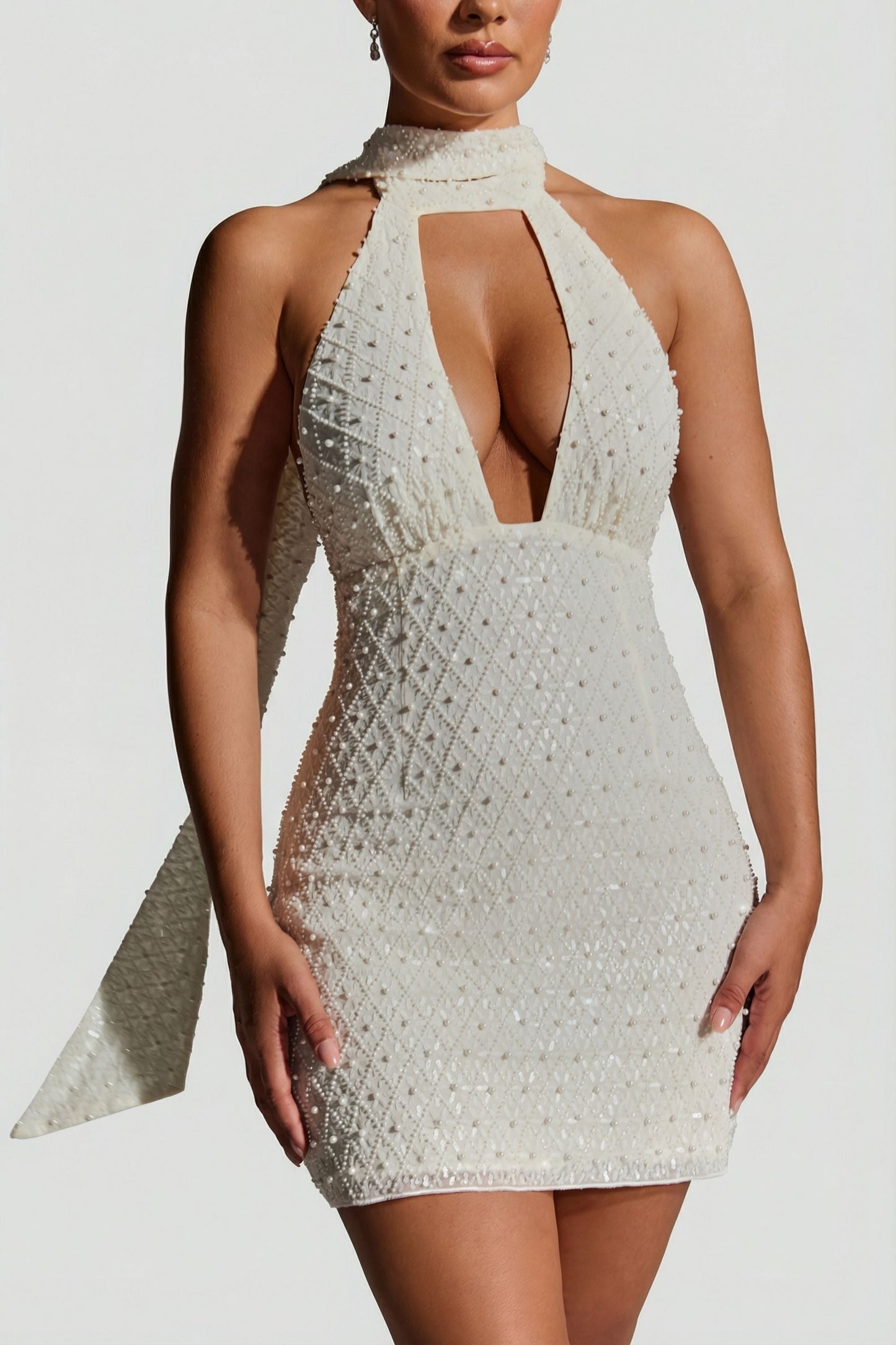 « Henrietta » — Robe Mini Dos Nu Ornée avec Écharpe, Blanc