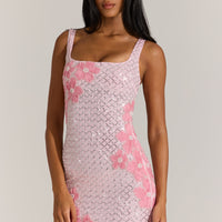« Floraison » — Robe Courte Col Carré Brodée, Rose Poudré