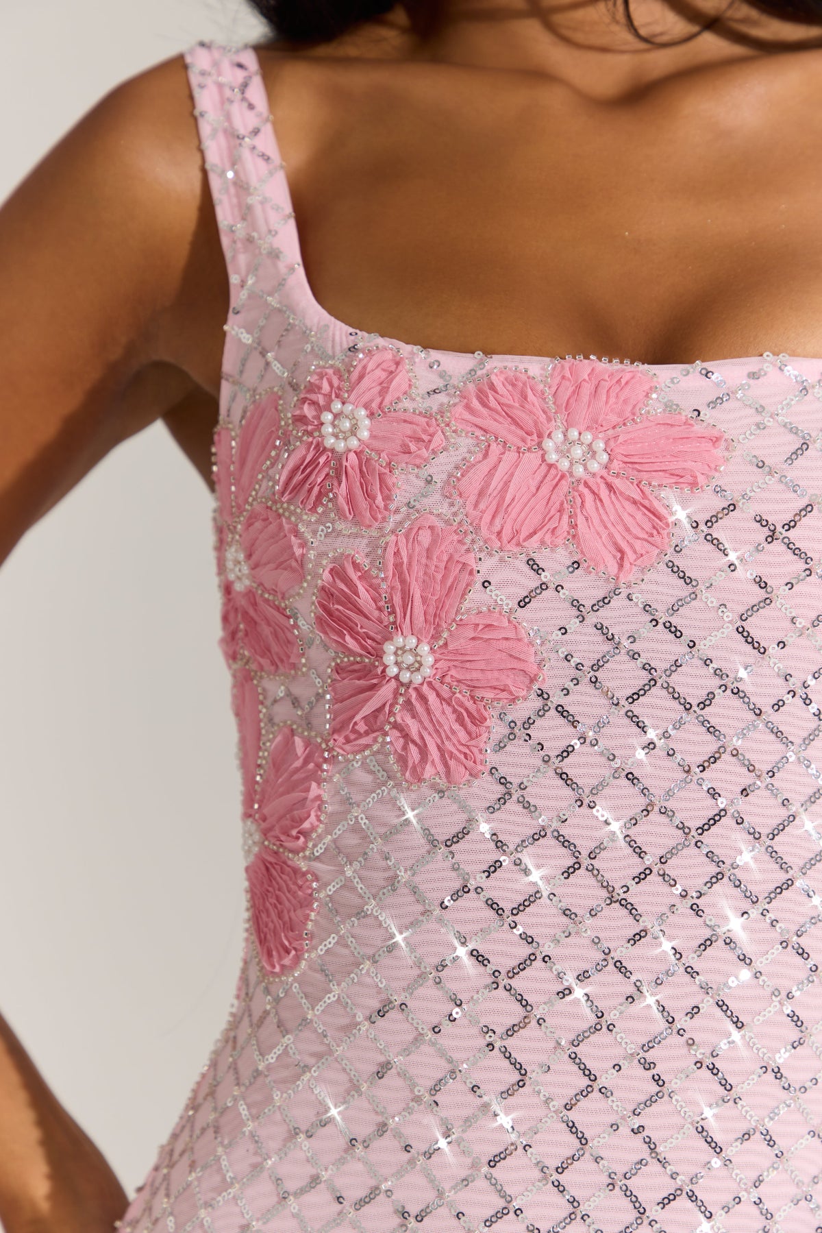 « Floraison » — Robe Courte Col Carré Brodée, Rose Poudré