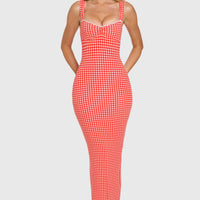 Robe longue à motif vichy rouge, encolure cœur et dentelle