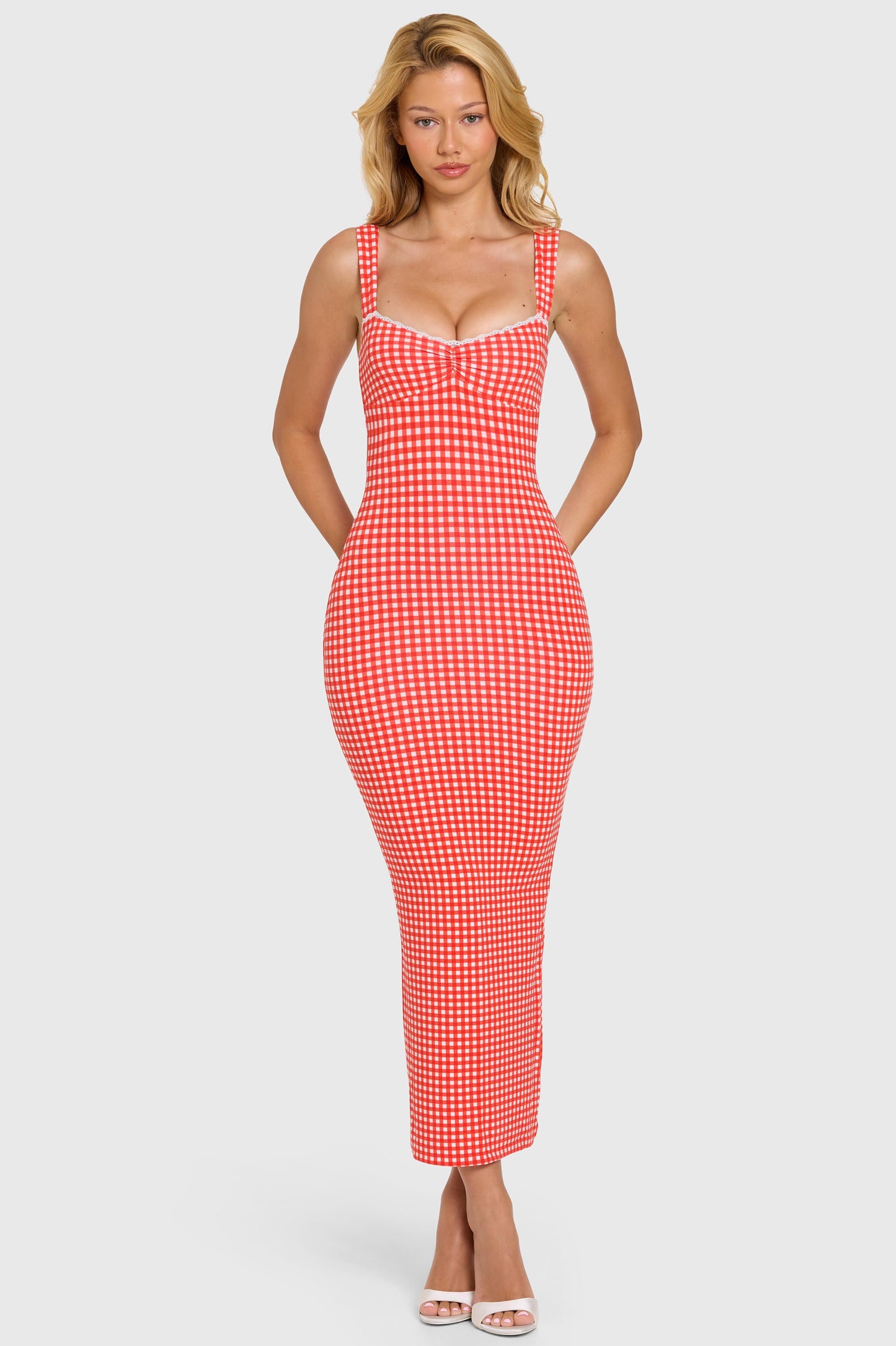 Robe longue à motif vichy rouge, encolure cœur et dentelle