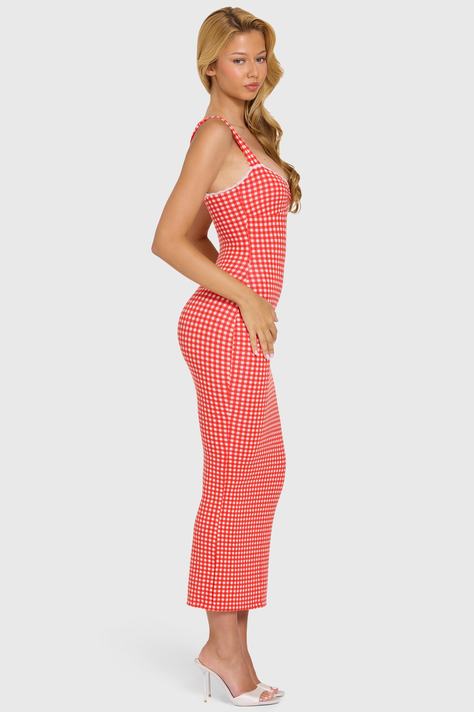 Robe longue à motif vichy rouge, encolure cœur et dentelle