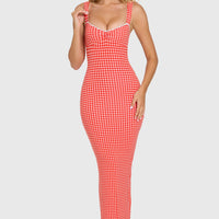 Robe longue à motif vichy rouge, encolure cœur et dentelle