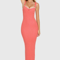 Robe longue à motif vichy rouge, encolure cœur et dentelle