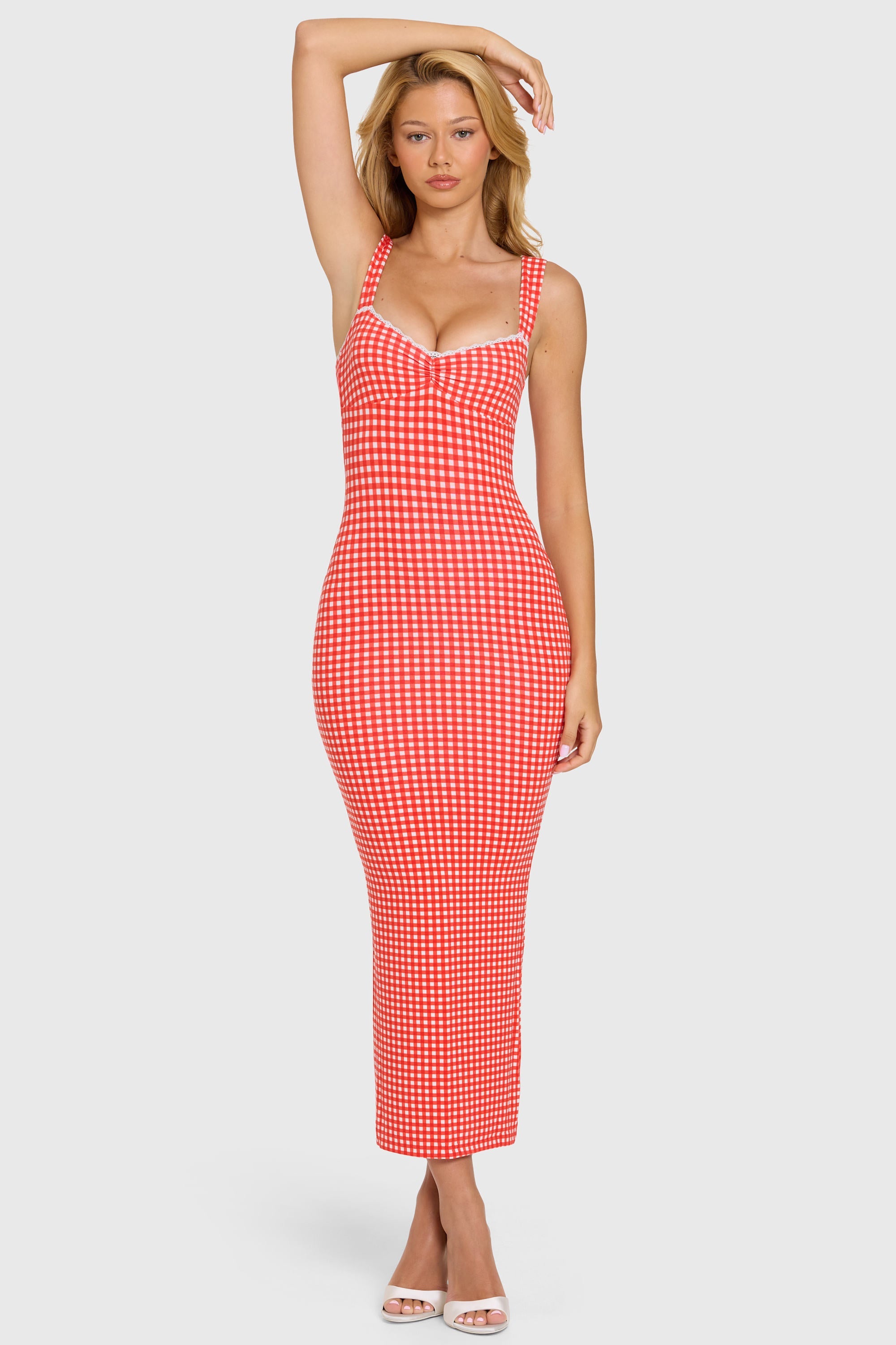 Robe longue à motif vichy rouge, encolure cœur et dentelle